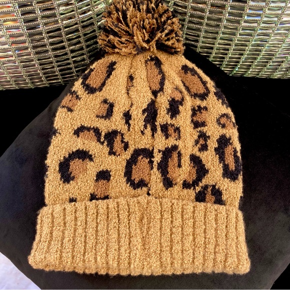 Vince Camuto Leopard Beanie Cheetah Animal Print Cozy Rib Hat Knit Brown Black - Picture 5 of 6